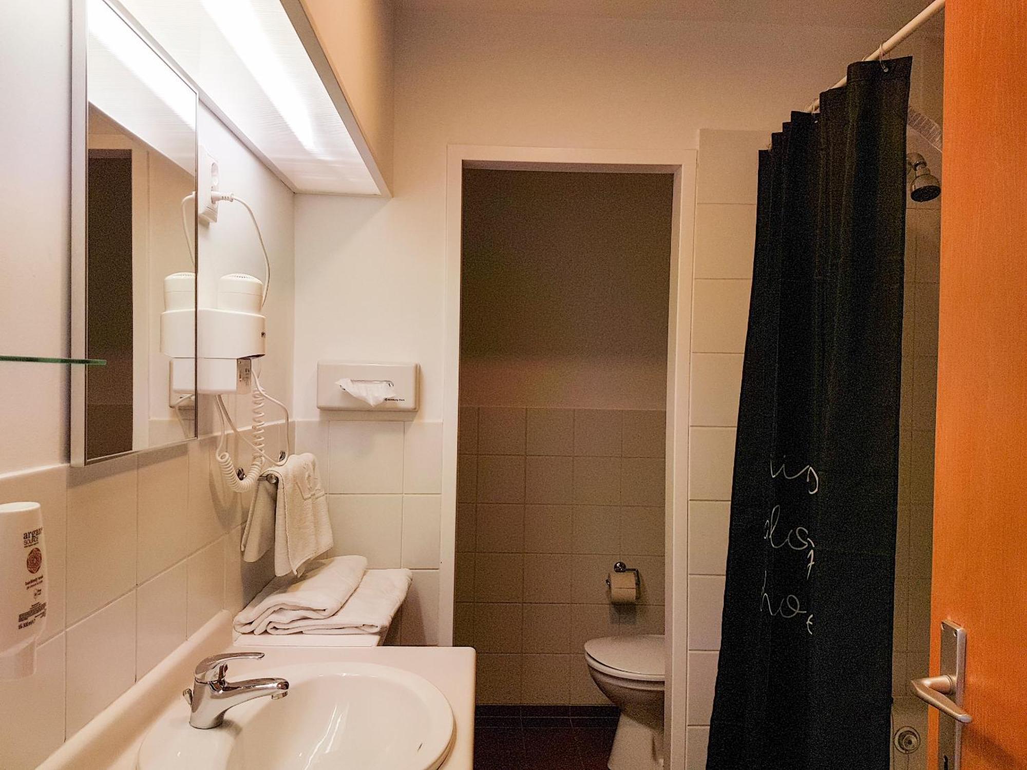 Ceu Konferencia Koezpont Hotel Budapest Luaran gambar