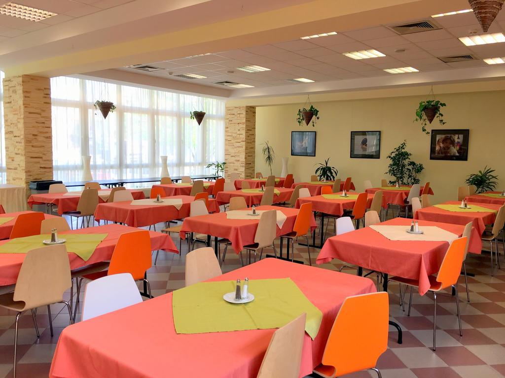 Ceu Konferencia Koezpont Hotel Budapest Luaran gambar